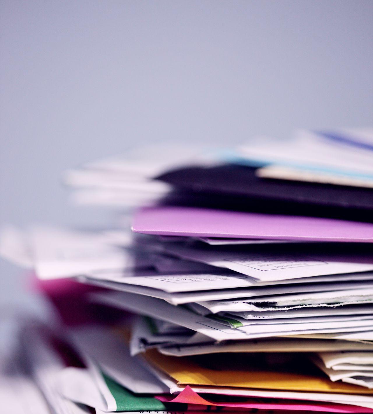 Löpande bokföring - trave med papper